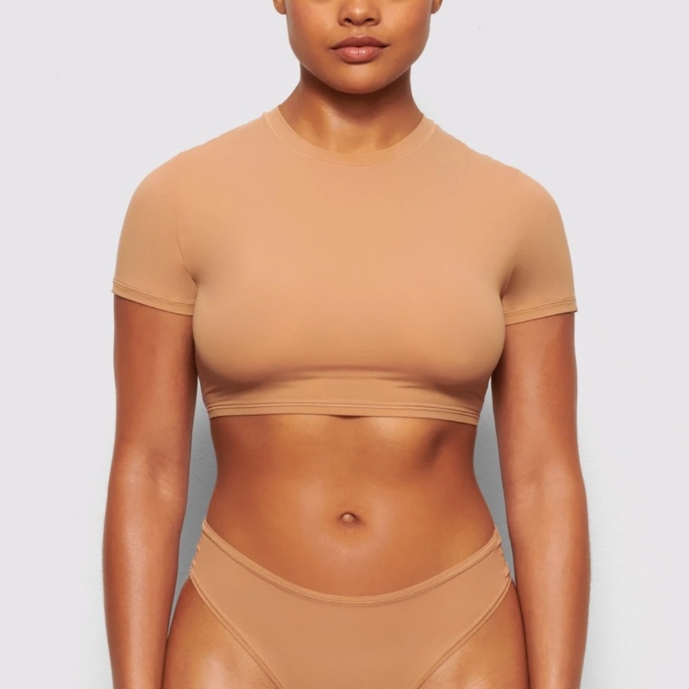 SKIMS - FITS EVERYBODY SUPER CROPPED T-SHIRT